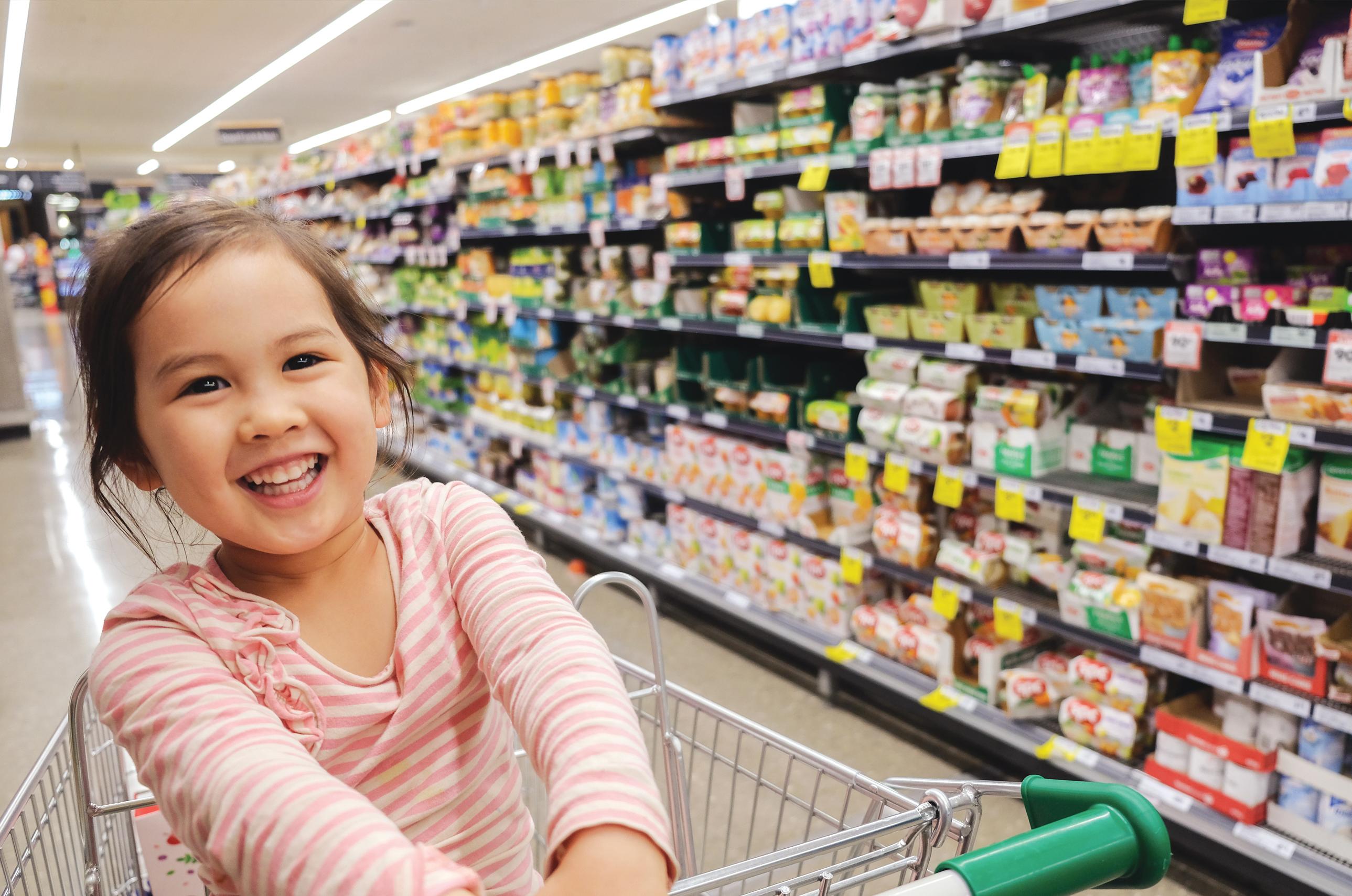 Little shopping. Маленькая девочка в супермаркете. Детский шопинг картинки. Children in supermarket. Супермаркет карта для детей.