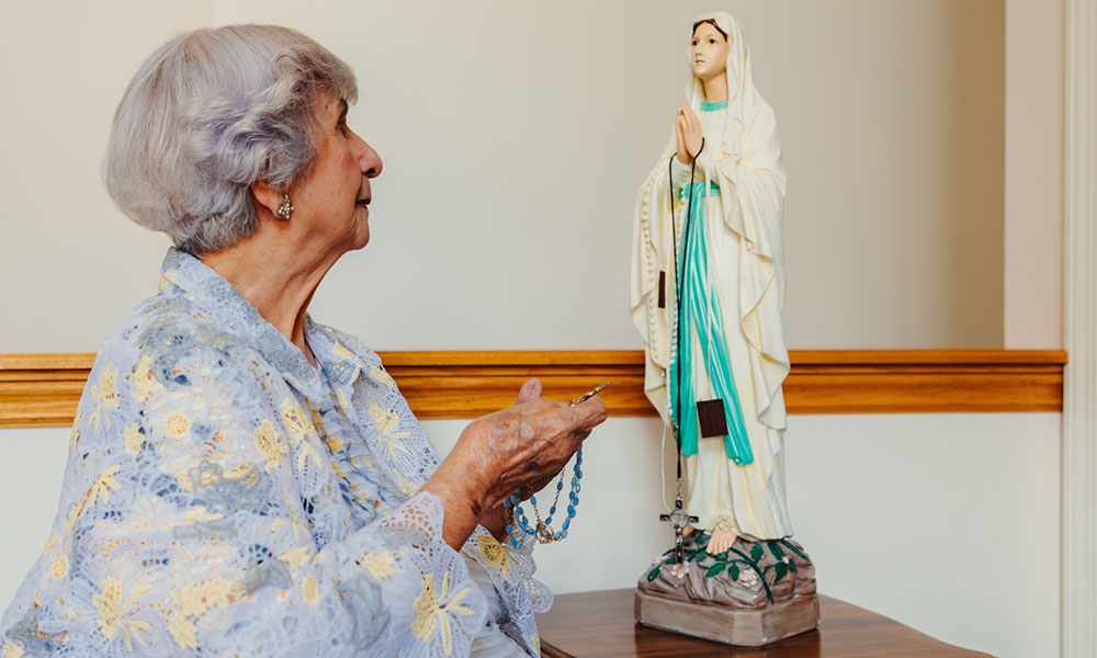 Rose Sierawski praying the rosary